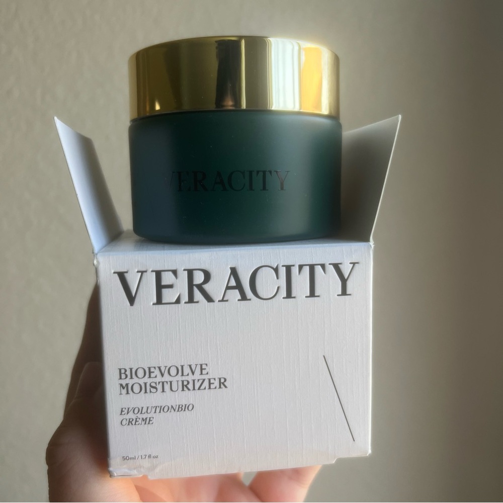 Veracity BioEvolve Moisturizer - Green and Gold - Picture 2 of 6